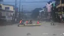 Tim penyelamat dikerahkan ke seluruh area untuk membantu mengevakuasi orang-orang dari rumah-rumah yang tergenang banjir. (Ted ALJIBE/AFP)