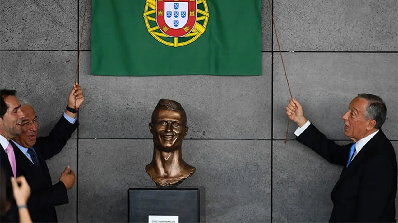 [Bintang] 10 Reaksi Kocak Netizen pada Patung Cristiano Ronaldo di Portugal