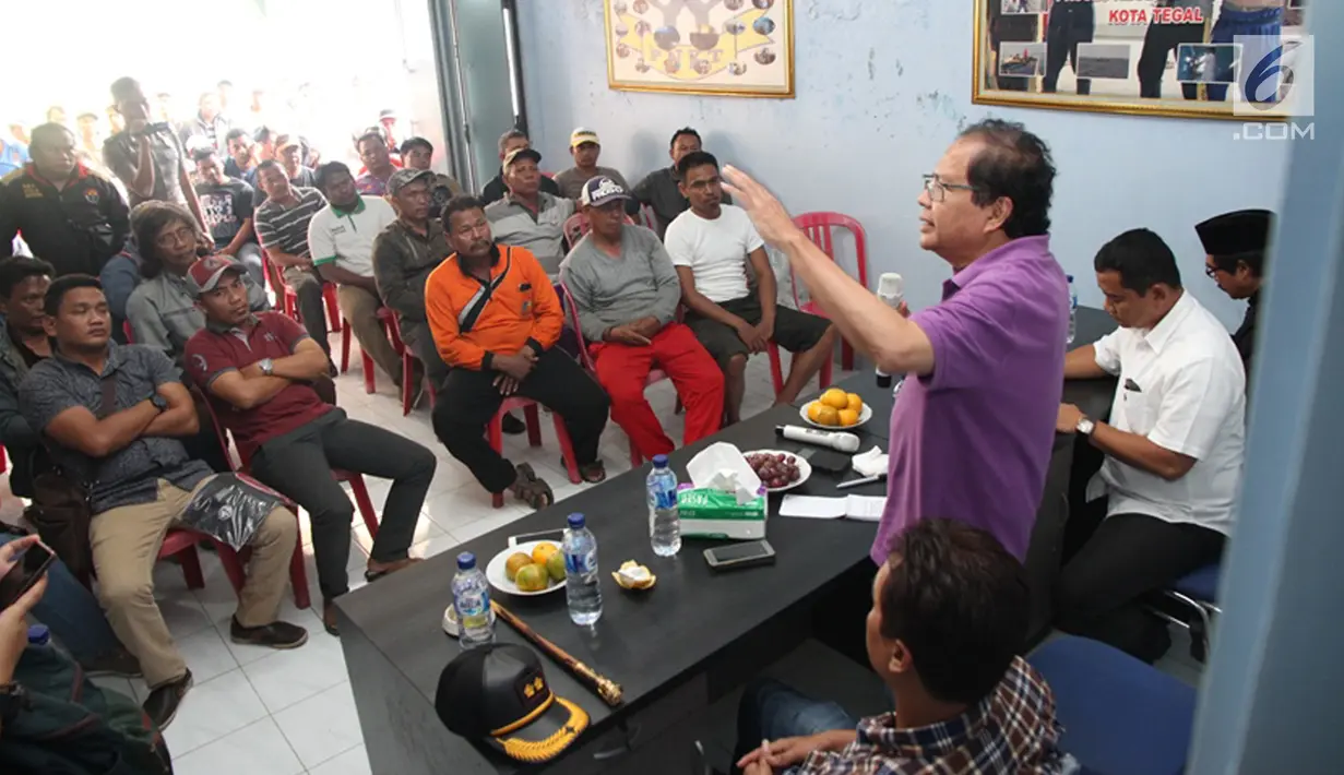 Tokoh Nasional Rizal Ramli melakukan dialog dengan nelayan yang tergabung dalam Paguyuban Nelayan Kota Tegal (PNKT), di Komplek Pelabuhan Jongor, Kota Tegal, Kamis (4/1). (Liputan6.com/Pool/Asin)