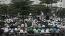 Jemaah Muhammadiyah saat menunaikan Salat Idul Fitri 1444 H di halaman Jakarta International Equestrian Park, Pulomas, Jakarta Timur, Jumat (21/4/2023). (merdeka.com/Iqbal S Nugroho)