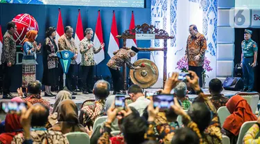 Wakil Presiden Ma'ruf Amin (kedua kanan) bersama Menteri Keuangan Sri Mulyani (kiri), Gubernur Bank Indonesia (BI) Perry Warjiyo (kedua kiri), Ketua Dewan Komisioner OJK Mahendra Siregar (ketiga kiri), dan Direktur Utama BEI Iman Rachman (kanan) meresmikan pembukaan perdagangan Bursa Efek Indonesia (BEI) tahun 2024 di Jakarta, Selasa (2/1/2024). (Liputan6.com/Faizal Fanani)
