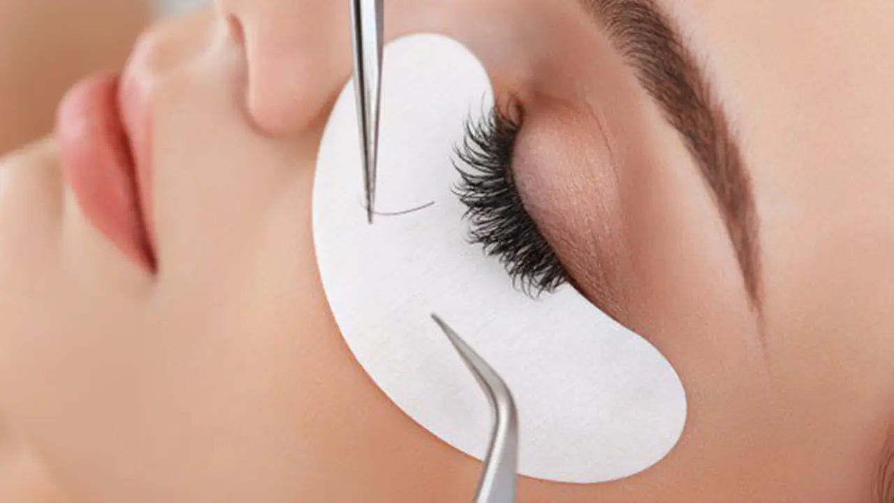 Ekstensi bulu mata jadi favorit banyak wanita modern/copyright: thinkstockphotos.com
