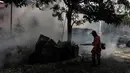 Petugas melakukan pengasapan (fogging) di halaman rumah warga, Pesanggrahan, Jakarta, Kamis (6/10/2022). Fogging dilakukan untuk untuk memberantas perkembangbiakkan nyamuk Demam Berdarah Dengue (DBD). (Liputan6.com/Johan Tallo)