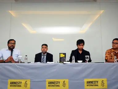 Koordinator KontraS, Haris Azhar (kiri) memberikan keterangan saat peluncuran Laporan HAM 2015 Amnesty International di Jakarta, Rabu (24/2/2016). Amnesty International meluncurkan buku Laporan HAM sepanjang 2015. (Liputan6.com/Helmi Fithriansyah)