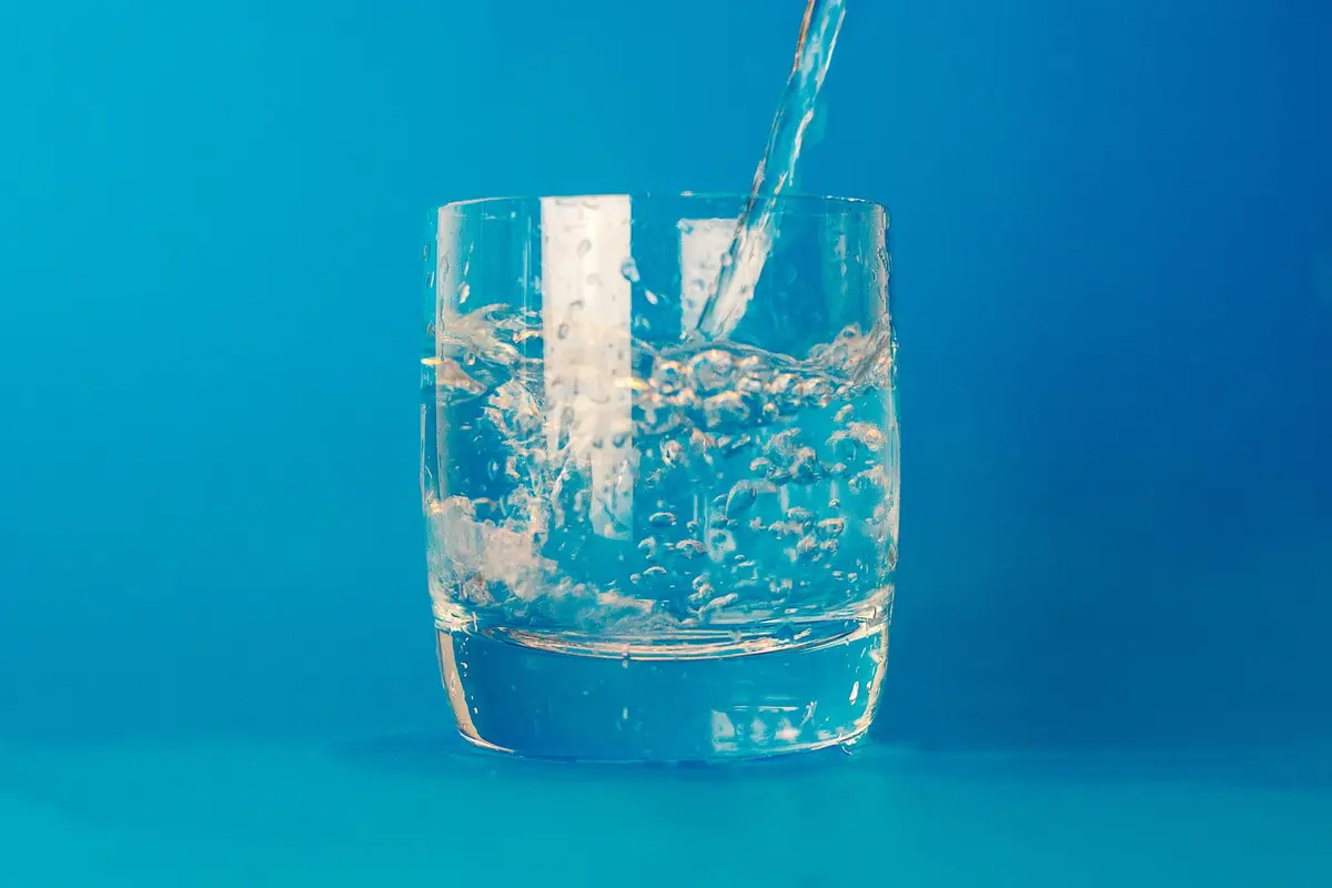 3 Alasan harus minum air putih sebelum makan, penasaran?