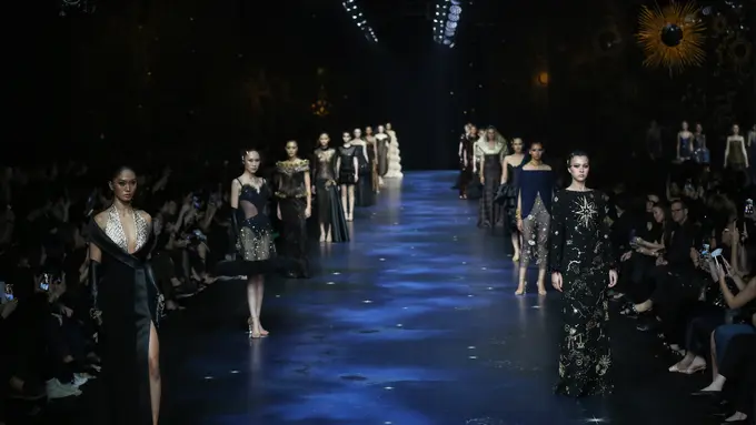 The Sign, Semesta Fashion Diwarnai Sebastian Gunawan dengan Suguhan Magis Dunia Astrologi