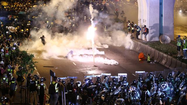 Bentrok polisi dan demonstran anti pemerintah Hong Kong (AP/Lo Kwanho)