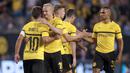 Para pemain Borussia Dortmund merayakan gol Mario Gotze (kiri) saat melawan Manchester City pada laga International Champions Cup 2018 di Soldier Field, Chicago, (20/7/2018), waktu setempat. Drtmund menang 1-0. (AFP/Jim Young)
