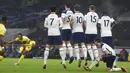 Pemain Fulham Bobby Decordova-Reid menendang bola saat melawan Tottenham Hotspur pada pertandingan Liga Inggris di Stadion Tottenham Hotspur, London, Inggris, Rabu (13/1/2021). Pertandingan berakhir dengan skor 1-1. (Shaun Botterill/Pool via AP)