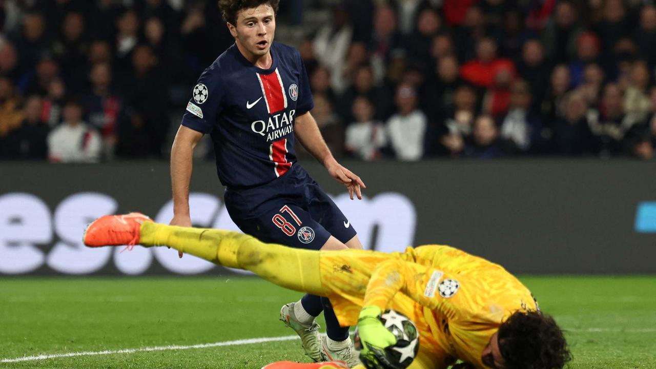 Aksi Alisson Becker tahan gempuran PSG