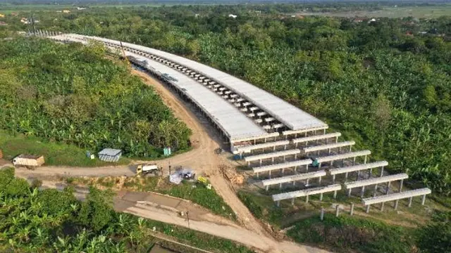 Pembangunan Jalan Tol Semarang-Demak yang terintegrasi dengan Tanggul Laut Kota Semarang. (Dok Kementerian PUPR)