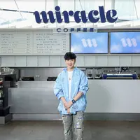 Pembukaan ini sekaligus menjadi saksi peresmian The Miracle Lab yang didirikan oleh para peracik kopi lokal untuk sebagai bentuk kegiatan amal. Kafe ini meluncurkan menu makanan baru yang spesial dan menonjolkan cita rasa lokal. (Foto: Miracle Coffee)