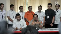 Kabid Humas Polda Metro Jaya Kombes Pol Argo Yuwono, Kanit III Subdit Cyber Crime Ditreskrimsus Polda Metro Jaya Kompol Chaeruddin memberi keterangan saat rilis kasus penipuan di Mapolda Metro Jaya, Jakarta, Senin (28/1). (Merdeka.com/Iqbal S. Nugroho)