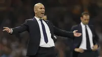 Pelatih Real Madrid, Zinedine Zidane, memberikan arahan kepada anak asuhnya saat bertanding melawan Juventus pada laga final Liga Champions di Stadion Millennium, Cardiff, Sabtu (3/06/2017). Real Madrid menang 4-1. (AP/Kirsty Wigglesworth)
