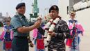Pangkoarmada l Laksamana Muda, Yugo Margono (kiri) bersalaman dengan Komandan KRI Semarang-594, Letkol Laut (P) Pantun Ujung yang tiba, Jakarta, Jumat (15/3). KRI ini merupakan kapal perang rumah sakit baru milik TNI AL. (Liputan6.com/Helmi Fithriansyah)