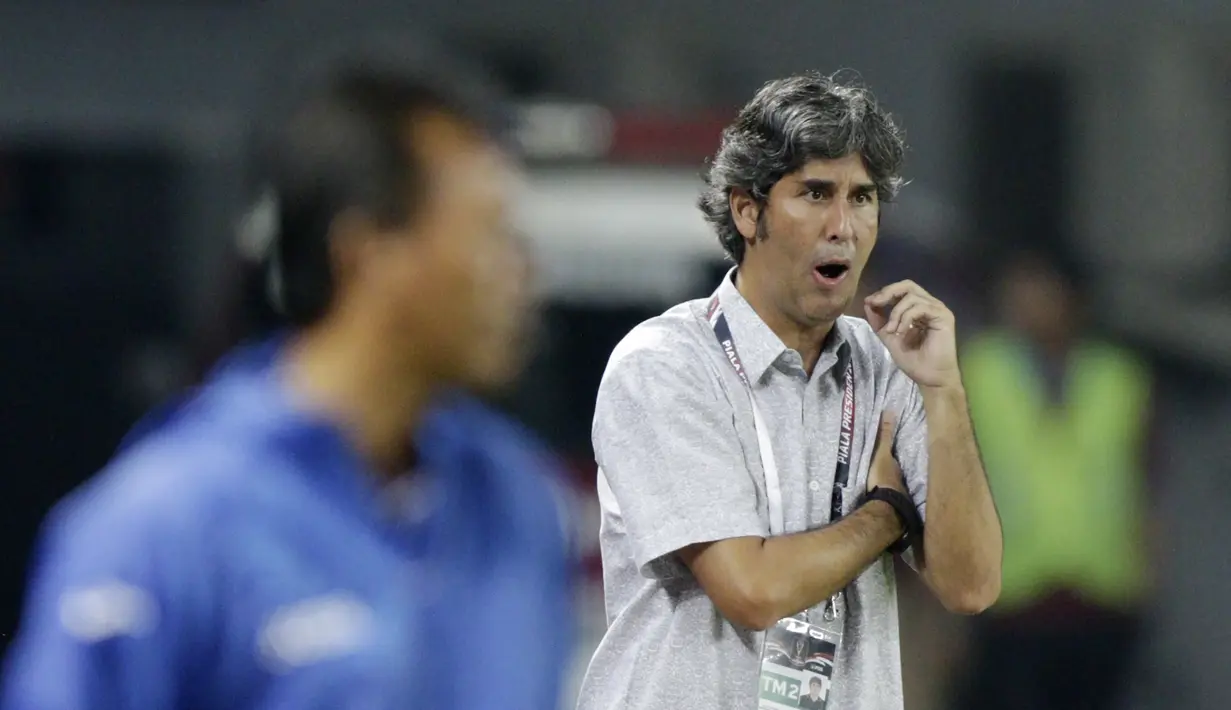 Pelatih Bali United, Stefano Cugurra Teco, saat melawan Mitra Kukar pada laga Piala Presiden 2019 di Stadion Patriot, Jawa Barat, Minggu (3/3). Bali United menang 3-0 atas Mitra Kukar. (Bola.com/M Iqbal Ichsan)