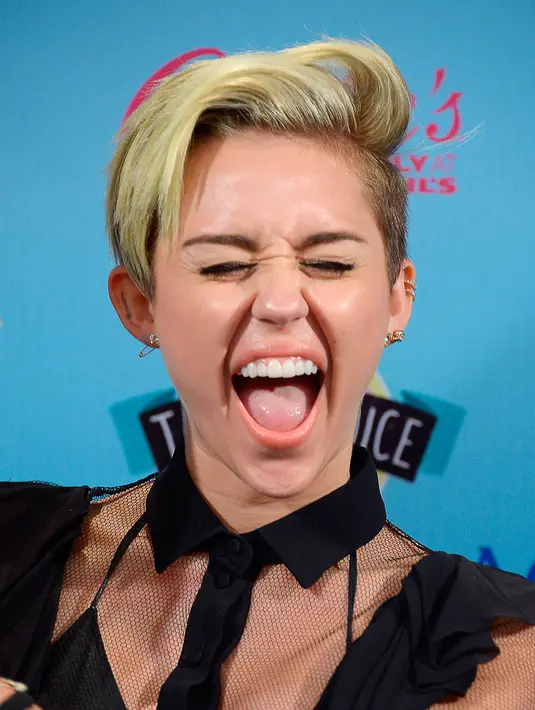 Miley Cyrus memasang wajah gemas di Teen Choice Awards 2013. (STEWART COOK/REX/SHUTTERSTOCK/HollywoodLife)