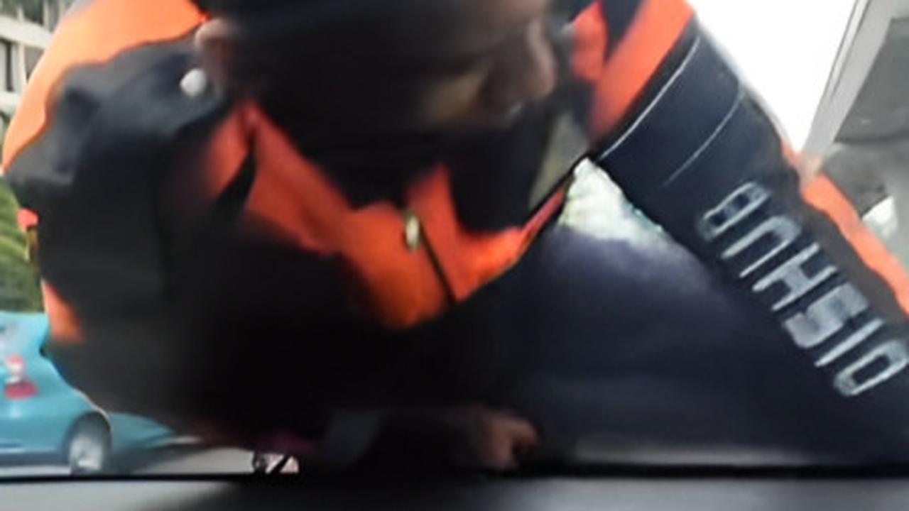 VIDEO: Pengakuan Petugas Dishub Nemplok Mobil Melaju Kencang Zig-Zag Sempat Tabrak Motor