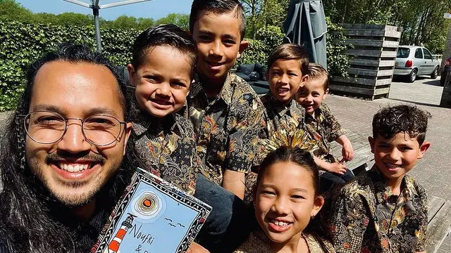 6 Potret Keluarga Jennifer Bachdim Kondangan di Jerman, Pakai Kebaya dan Batik