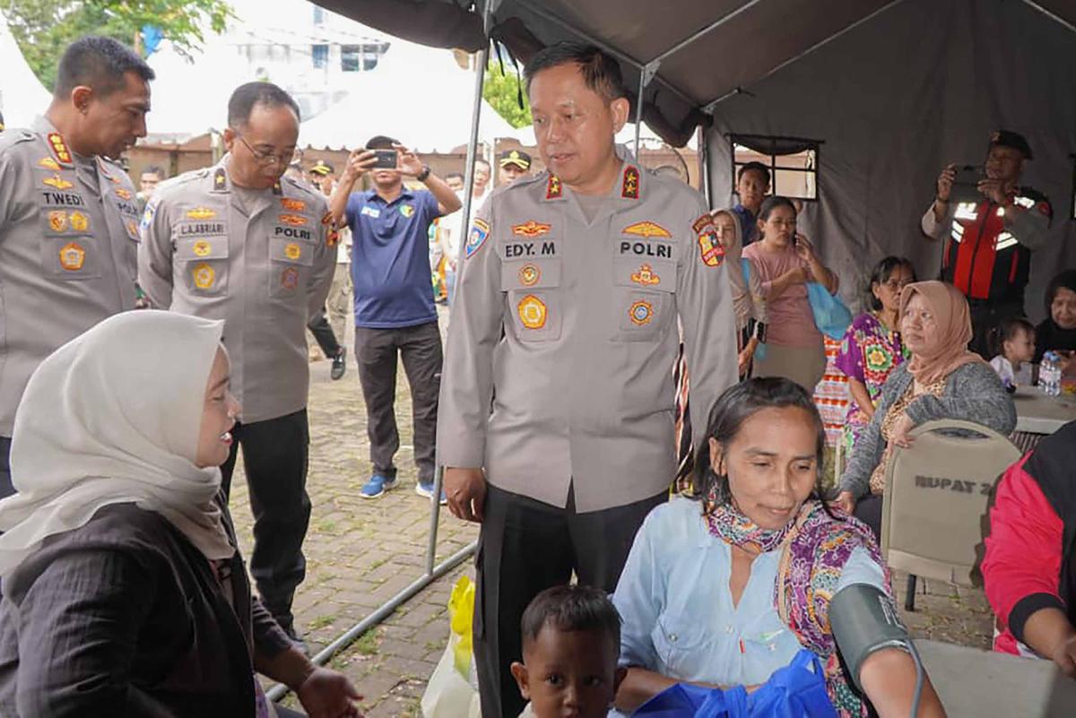 FOTO: Polri Gelar Pasar Murah, 20 Ton Beras Ludes Diserbu Warga