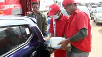 Petugas melakukan pengisian BBM untuk kendaraan pemudik di Rest Area KM 344 Tol Fungsional Pemalang-Batang, Jawa Tengah, Senin (11/6). Kios BBM menyedikan jenis Pertamax dan Dexlite kemasan satu dan 10 liter. (Liputan6.com/Arya Manggala)