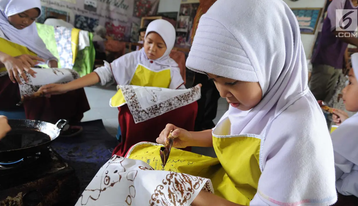 Murid kelas IV SDN Julang belajar membuat membatik di Batik Tradisiku di Kota Bogor, Jawa Barat (2/10). Kegiatan selama 3 hari ini diselenggarakan secara gratis dalam rangka memperingati Hari batik Nasional 2 Oktober. (Merdeka.com/Arie Basuki)
