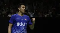 Tunggal Putra Indonesia, Jonatan Christie, merayakan kemenangan atas tunggal Chinese Taipei, Wang Tzu We, pada laga Indonesia Masters 2020 di Istora, Jakarta, Kamis (16/1). Jonatan Christie unggul 21-15 dan 21-15. (Bola.com/Yoppy Renato)