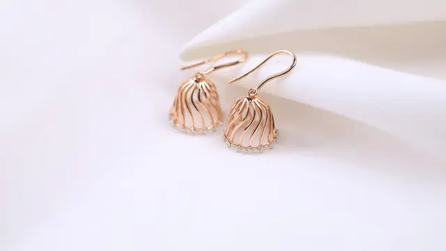 Ilustrasi anting-anting, perhiasan emas, aksesoris