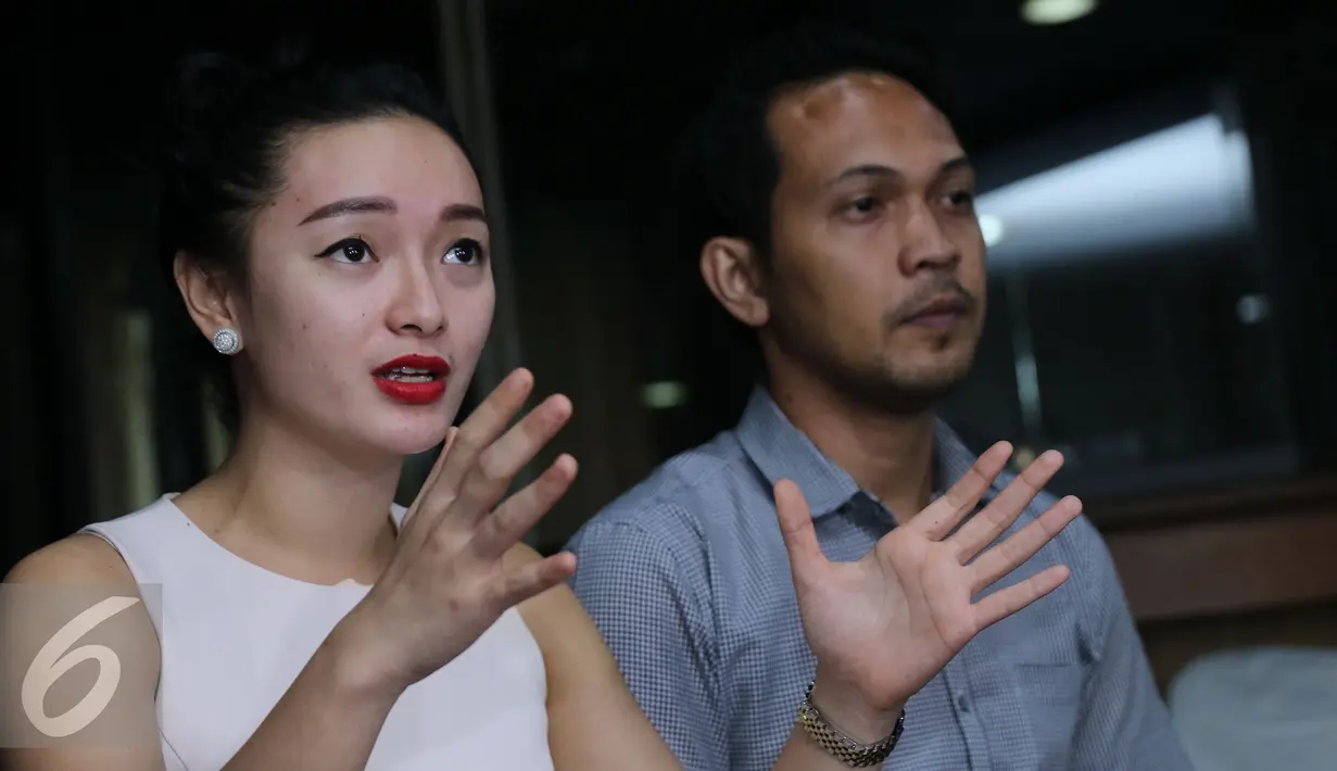 Zaskia Gotik menggelar jumpa pers terkait penghinaan lambang negara di kantor Nagaswara, Jakarta, Selasa (22/3). Zaskia membantah adanya unsur kesengajaan untuk menjatuhkan lambang Negara Indonesia lewat guyonan. (Liputan6.com/Herman Zakharia)