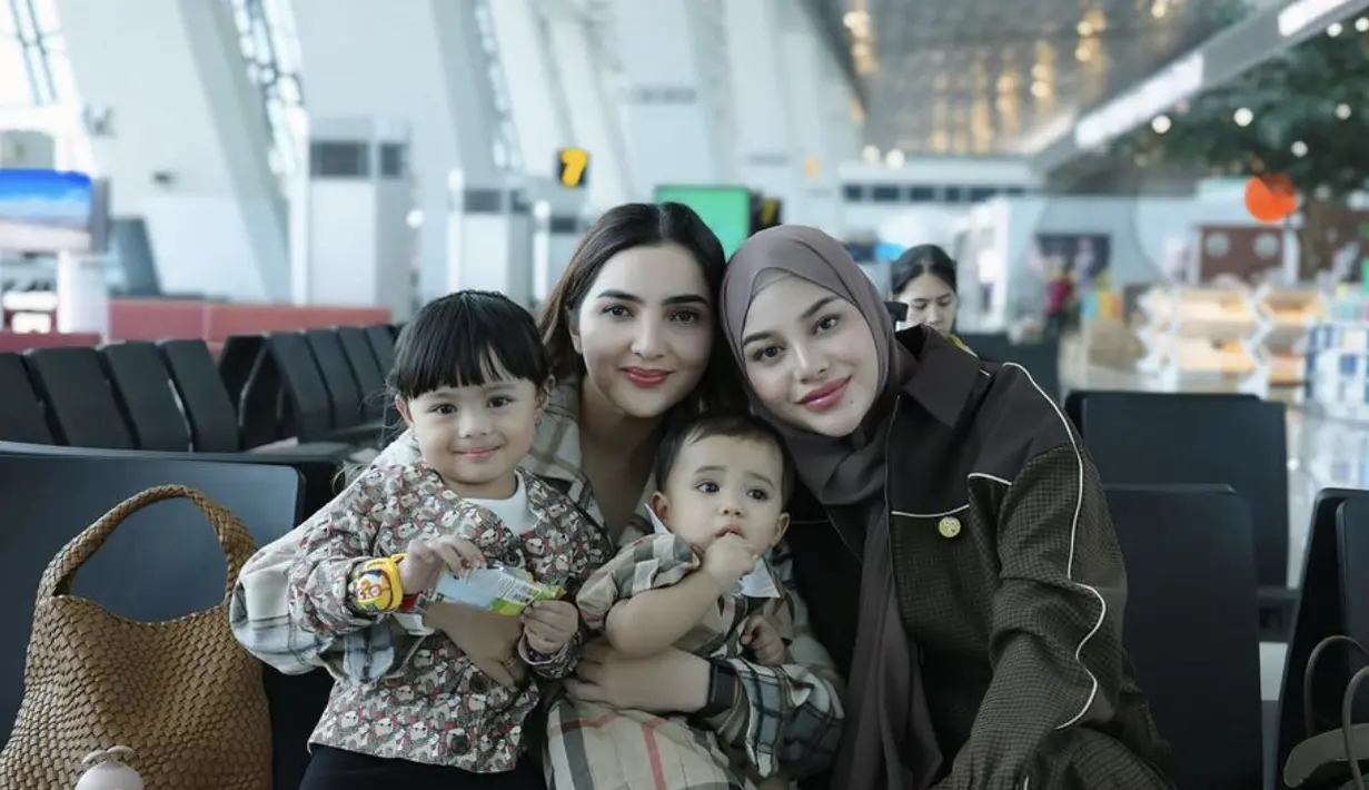 Dengan gayanya kali ini terbulti Aurel tampil begitu awet muda. [Foto: Instagram/ Aurel Hermansyah]