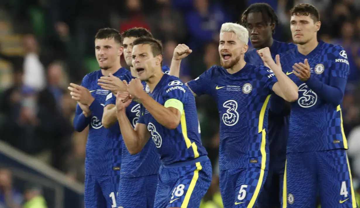 Reaksi pemain Chelsea saat adu penalti melawan Villarreal dalam laga Piala Super Eropa di Windsor Park, Kamis dinihari WIB (12/8/2021). Chelsea juara setelah menang 6-5 lewat drama adu penalti usai kedua tim bermain imbang hingga perpanjangan waktu. (AP Photo/Peter Morrison)