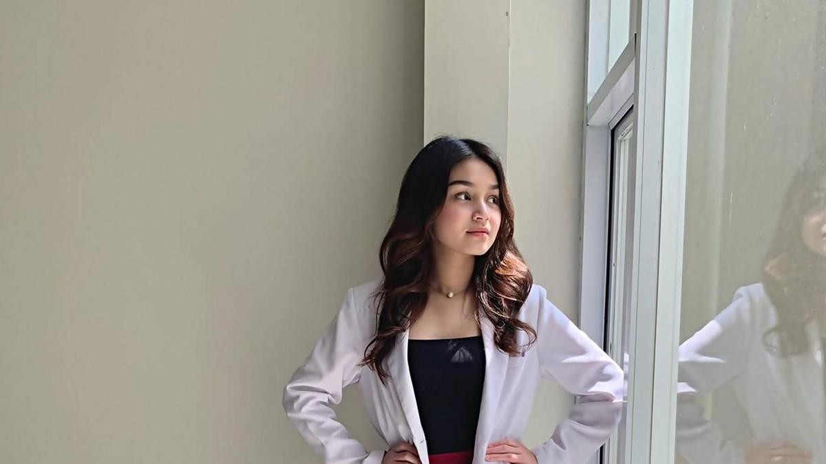 5 Inspirasi Model Jas Wanita Modern dan Elegan untuk April 2025