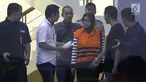 Tersangka anggota Komisi VII DPR RI Eni Maulani Saragih usai menjalani pemeriksaan dan menuju mobil tahanan di Gedung KPK Jakarta, Sabtu (14/7). KPK resmi menahan Eni Maulani terkait dugaan suap proyek pembangunan PLTU Riau-1. (Liputan6.com/Johan Tallo)
