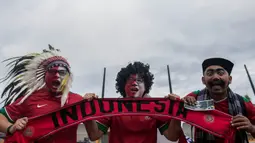 Dengan menggunakan atribut unik para suporter bersiap mendukung Timnas Indonesia yang akan melawan Vietnam di Stadion Pakansari, Jawa Barat, Sabtu (3/12/2016). (Bola.com/Vitalis Yogi Trisna)