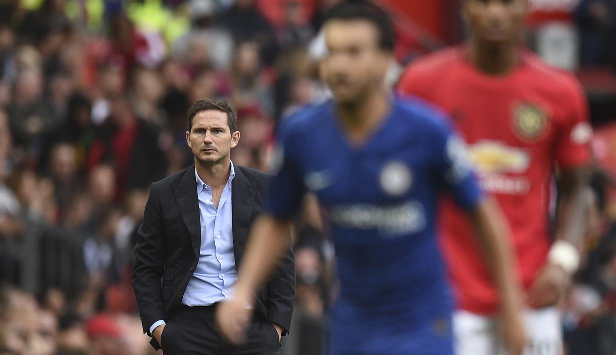 Pelatih Chelsea, Frank Lampard menyaksikan pemainnya bertanding melawan Manchester United pada pertandingan perdana Liga Inggris di Old Trafford  (11/8/2019). MU menang telak 4-0 sekaligus menjadi mimpi buruk bagi debut Frank Lampard bersama Chelsea. (AFP Photo/Oli Scarff)
