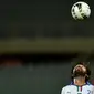 Andrea Pirlo memandangi bola di atas saat pertandingan melawan Malta (ALBERTO PIZZOLI / AFP)