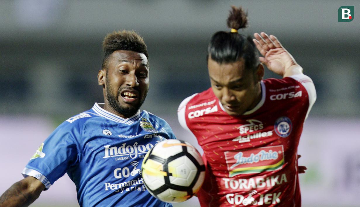 Striker Persib Bandung, Patrich Wanggai, duel udara dengan bek Arema FC, Hamkah Hamzah, pada laga Liga 1 di Stadion GBLA, Jawa Barat, Kamis (13/9/2018). Persib menang 2-0 atas Arema FC. (Bola.com/M Iqbal Ichsan)