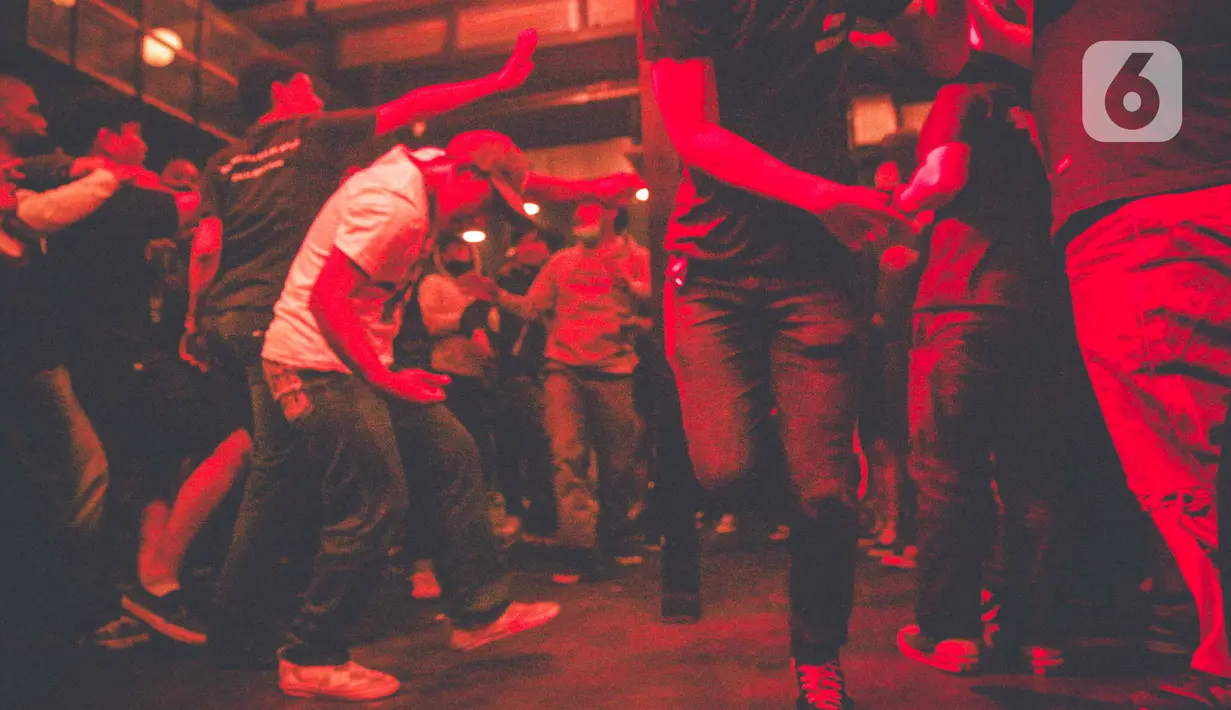 Sejumlah penonton berjoget saat menyaksikan aksi salah satu band yang tampil dalam acara musik South Fest #2 di Jakarta, Minggu (10/10/2021).  Pemerintah mengizinkan penyelenggaraan kegiatan berskala besar dengan syarat mematuhi protokol kesehatan yang ketat. (Liputan6.com/Faizal Fanani)