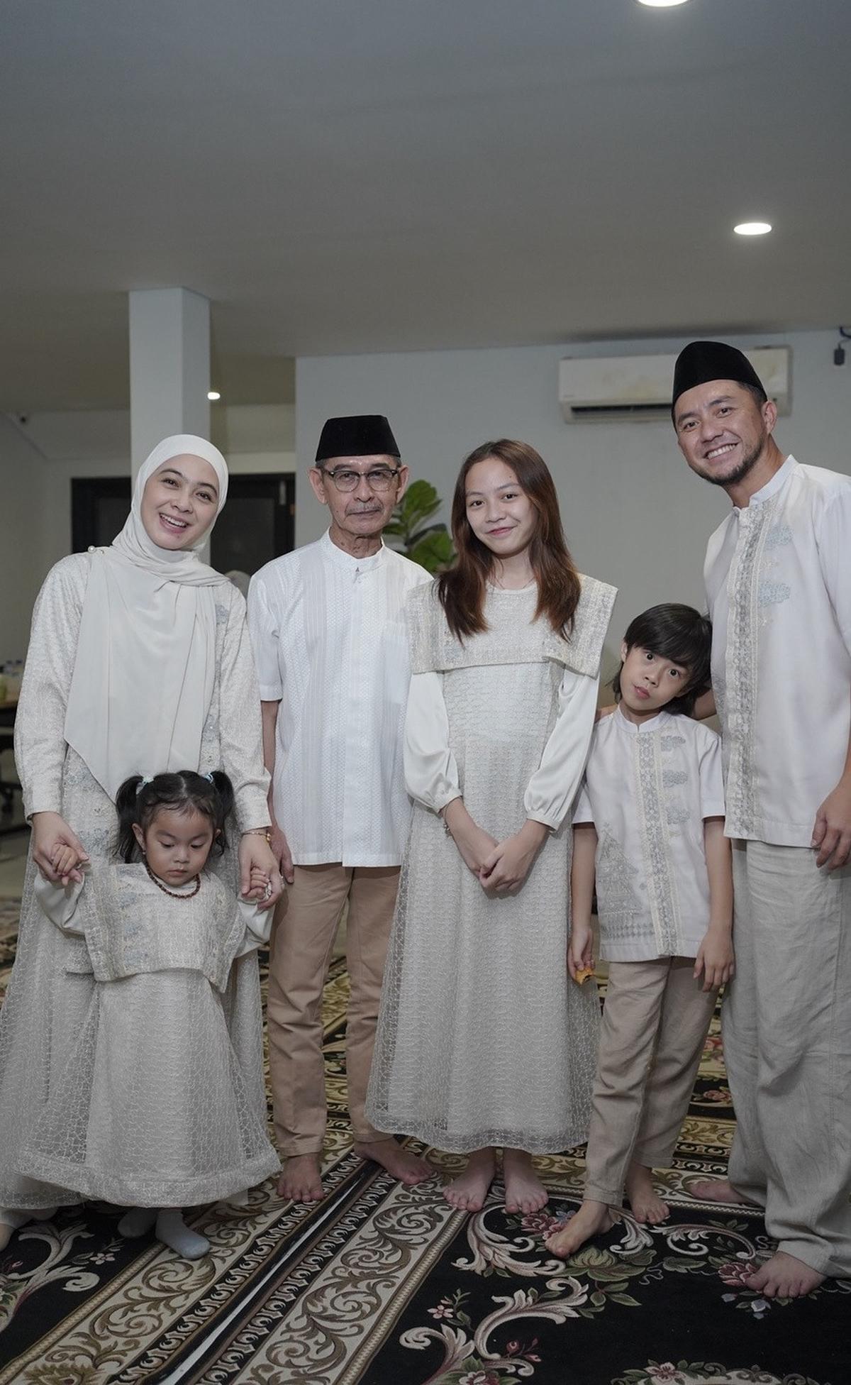 Berangkat Haji, 9 Potret Ananda Omesh Pamitan Kepada Keluarga & Sahabat Sebelum Bertolak ke Tanah Suci - Penuh Haru
