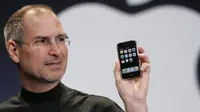 Steve Jobs memperkenalkan iPhone generasi pertama di panggung Macworld Conference & Expo, San Francisco pada 2007. Dok: uk.businessinsider.com