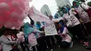 Ibu-ibu yang tergabung dalam Komunitas Perempuan Keren melepas balon saat acara "Peluk Ibu Satu Indonesia"  dalam kegiatan Car Free Day di Bundaran HI, Jakarta, Minggu (23/12). Acara itu dalam rangka memperingati hari ibu. (Merdeka.com/Iqbal S. Nugroho)