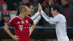 Pemain Bayern Munchen, Arjen Robben (kiri) di  dekat Gareth Bale dan Cristiano Ronaldo saat leg kedua semifinal Liga Champions di Munich, Jerman (29/4/2014). (AFP PHOTO / John Macdougall)