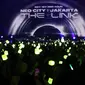 Penggemar NCT 127, NCTzen menunggu grup idolanya tampil dalam tur konser dunia kedua bertajuk "NEO City: Jakarta - THE LINK" di ICE BSD City, Tangerang, Banten, Jumat (4/11/2022). Konser dimulai tepat pukul 19.00 WIB dan dibuka dengan lagu 'Indonesia Raya'. (Liputan6.com/Johan Tallo)