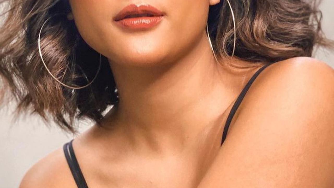 Sering tampil dengan model rambut yang super unik, Marion Jola juga pernah tampil dengan model rambut bondol bergelombang.
