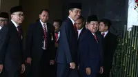 Jokowi-JK dan Ketua MPR Zulkifli Hasan sebelum sidang tahunan MPR dimulai. (Liputan6.com/Faizal Fanani)