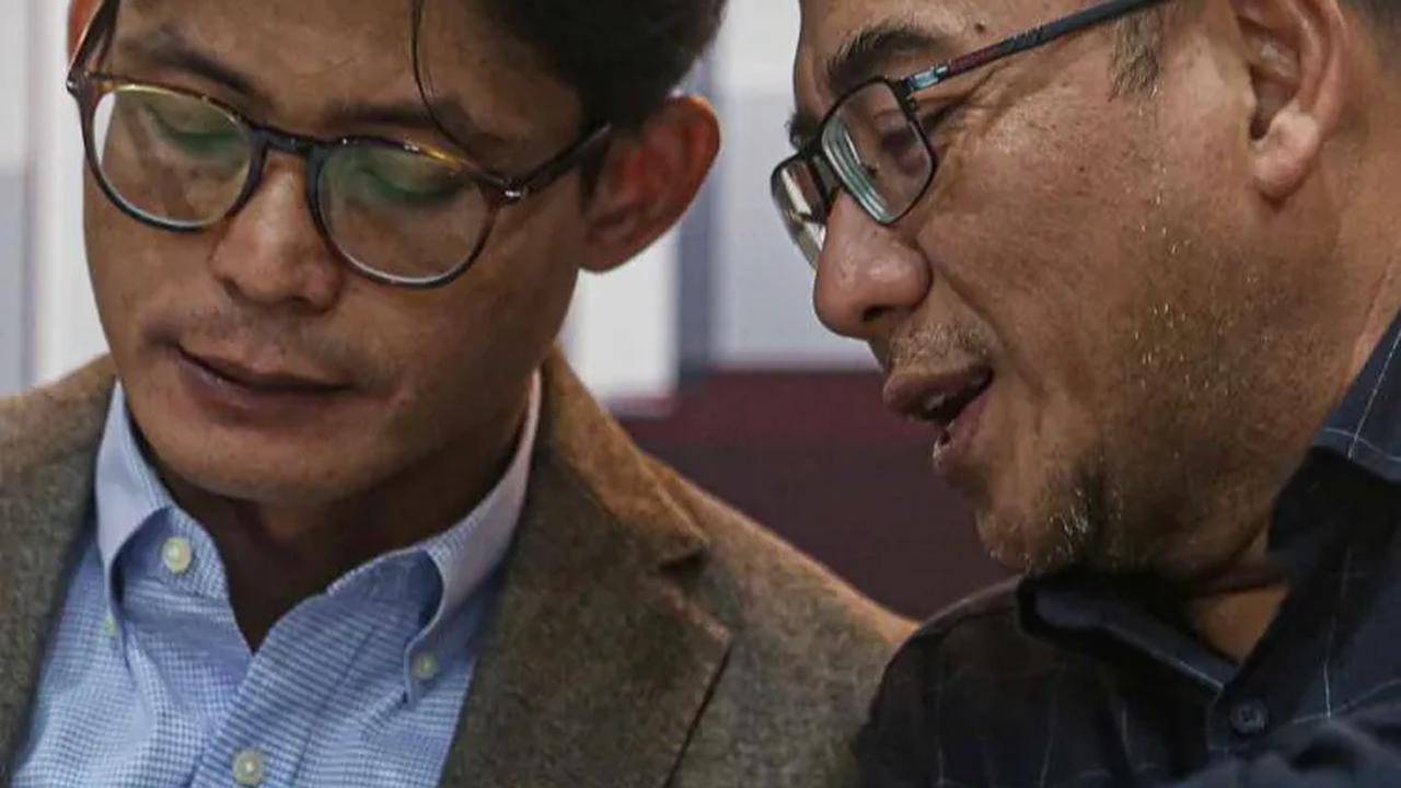 Ketua Komisi Pemilihan Umum (KPU) RI Hasyim Asy’ari (kiri) bersama anggota KPU RI Idham Holik berdiskusi saat konpers terkait pendaftaran calon presiden dan calon wakil presiden di Gadung KPU.