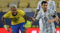 Duel antara Neymar dan Lionel Messi saat Timnas Brasil bersua Argentina di final Copa America 2021 hari Minggu (11/07/2021) pagi WIB. (NELSON ALMEIDA / AFP)