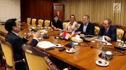 Pimpinan GKSB DPR-Parlemen Francis Effendi Simbolon berbincang dengan Presiden Grup Persahabatan Francis-Indonesia dari Majelis Nasional Francis Raphael Gerard di ruang Delegasi, Gedung Nusantara II, Jakarta, Rabu (31/10). (Liputan6.com/Johan Tallo)