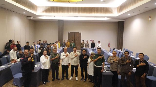 Ketua KPUD Kabupaten Garut, Dian Hasanudin bersama Sekda Garut Nurdin Yana dalam sosilisasi pendaftaran pasangan calon (Paslon) jalur perseroangan atau independen Pilkada Garut. (Liputan6.com/Jayadi Supriadin)