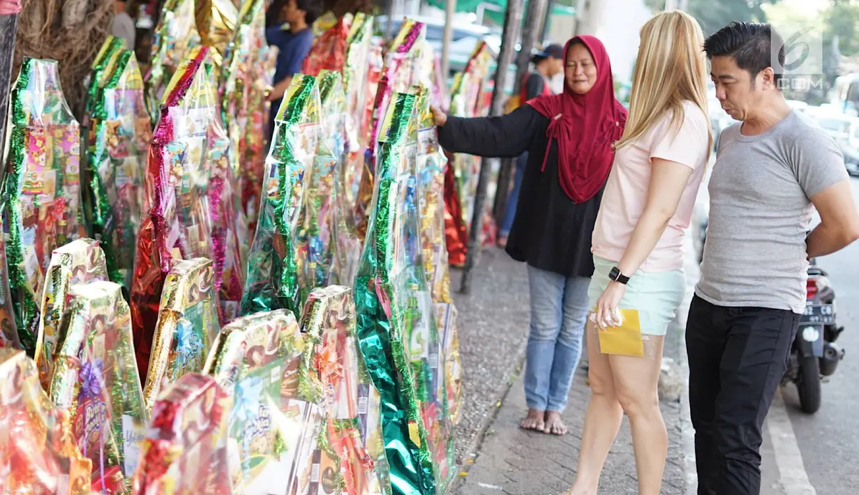 Pembeli memilih parsel yang dijual di kawasan Cikini, Jakarta, Selasa (28/5/2019). Menjelang hari raya Idul Fitri 1440 H, penjualan parsel di kawasan tersebut mulai meningkat, meskipun diakui para pedagang jumlah pejualan tidak sebanyak tahun lalu. (Liputan6.com/Immanuel Antonius)